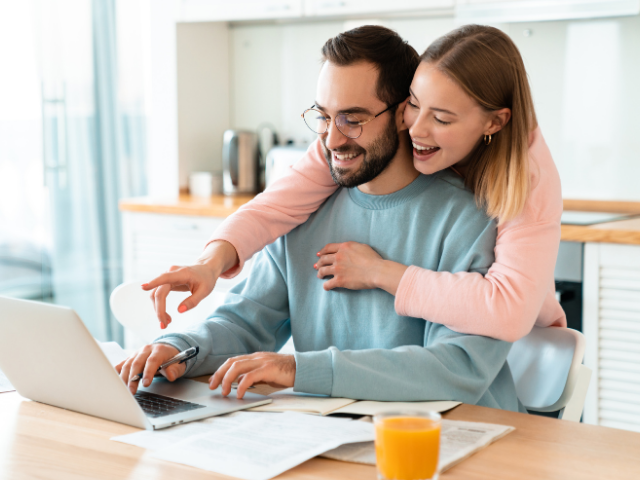 Tactiek bieden huis stel kijkt naar huis
