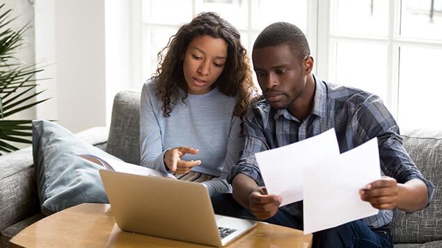 Man en vrouw achter laptop bekijken opties