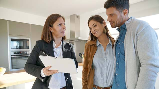 Huis bezichtigen samen met de makelaar