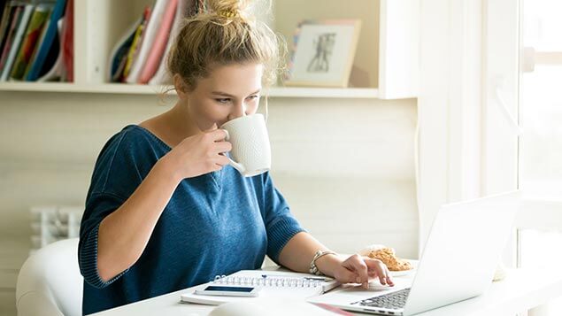 Vrouw krijgt online hypotheekadvies via laptop