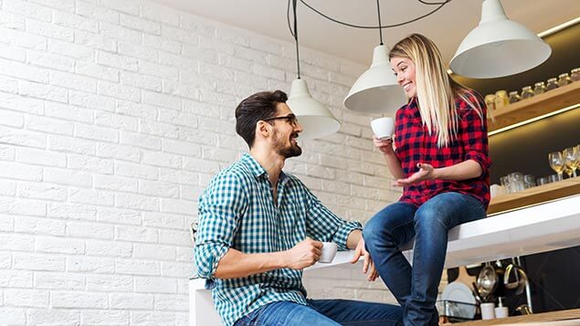 Starters woningmarkt drinken koffie aan tafel