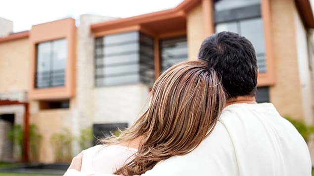 Tactiek bieden huis stel kijkt naar huis